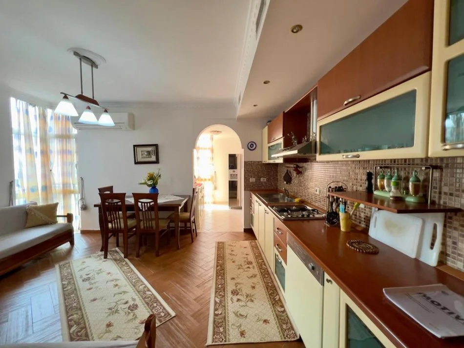 Tirane, jepet me qera apartament 2+1+Ballkon Kati 4, 146 m² 800 € (bulevardi zhan dark)