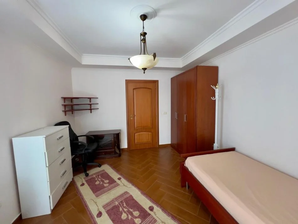 Tirane, jepet me qera apartament 2+1+Ballkon Kati 4, 146 m² 800 € (bulevardi zhan dark)