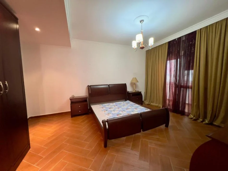 Tirane, jepet me qera apartament 2+1+Ballkon Kati 4, 146 m² 800 € (bulevardi zhan dark)