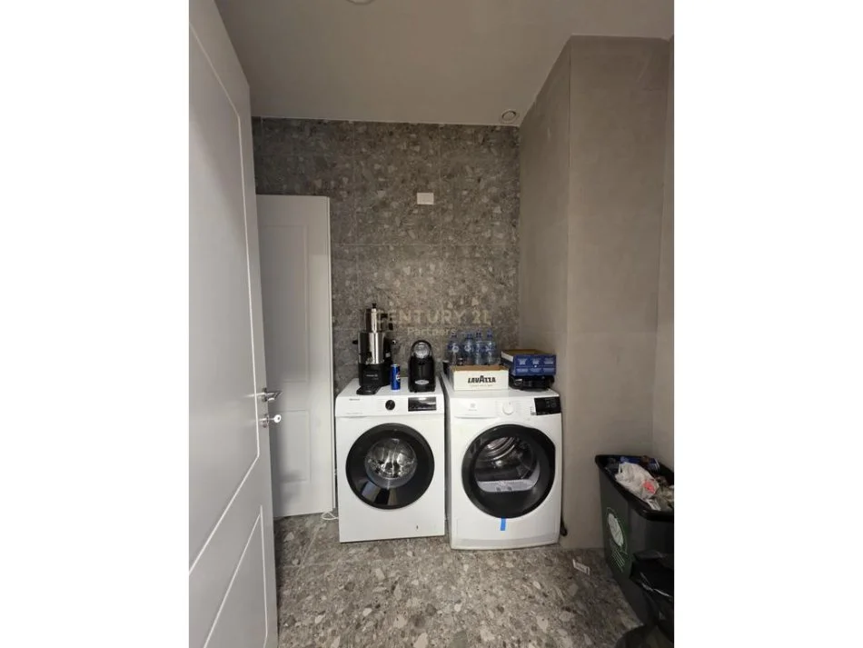 Tirane, shitet ambjent biznesi Kati 2, 127 m² 45.000 €