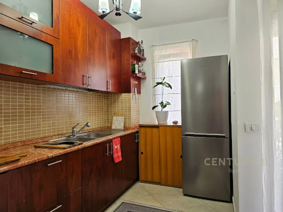 Tirane, jap me qera apartament 2+1+Ballkon , 109 m² 650 € (Liqeni i Thatë)