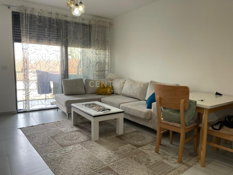 Tirane, jepet me qera apartament 2+1+Aneks+Ballkon Kati 1, 80 m² 600 € 