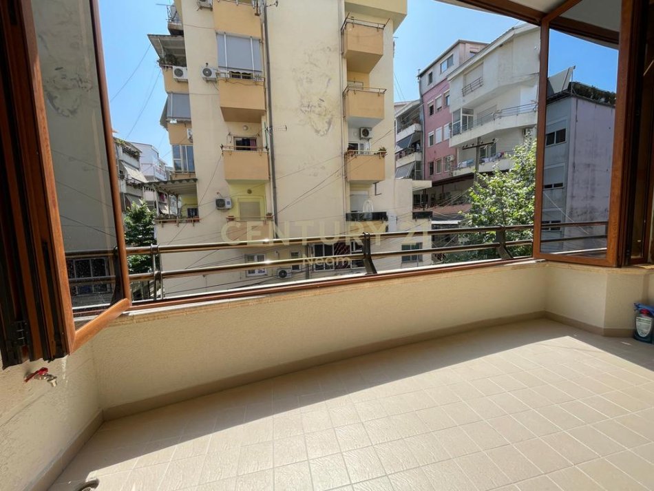 Tirane, shitet apartament 2+1 Kati 2, 98 m² 215.000 € 