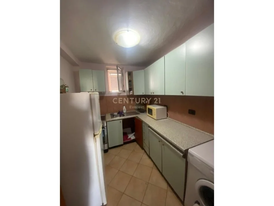 Tirane, jepet me qera apartament 2+1 Kati 3, 70 m² 550 € (RRUGA E BARIKADAVE)