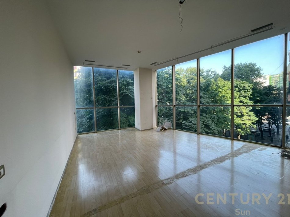 Tirane, jepet me qera ambjent biznesi Kati 3, 50 m² 1.500 € 