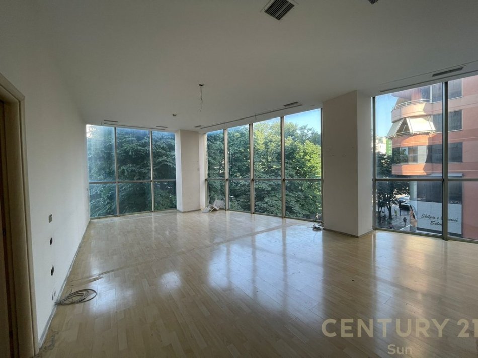 Tirane, jepet me qera ambjent biznesi Kati 3, 50 m² 1.500 € 
