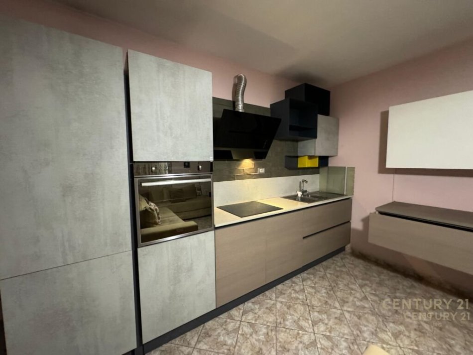 Tirane, jepet me qera apartament 2+1 Kati 3, 85 m² 550 € 