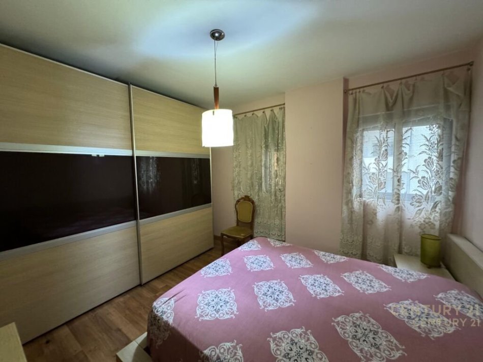 Tirane, jepet me qera apartament 2+1 Kati 3, 85 m² 550 € 