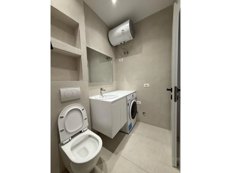 Tirane, jepet me qera apartament 1+1 Kati 8, 90 m² 500 € (Yzberisht)