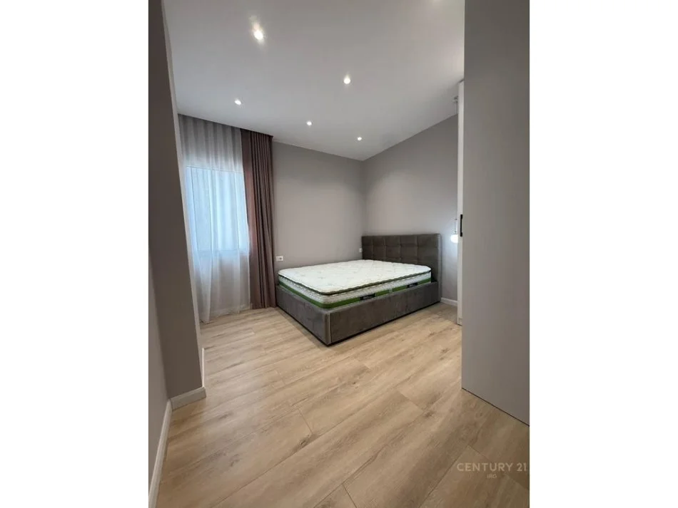 Tirane, jepet me qera apartament 1+1 Kati 8, 90 m² 500 € (Yzberisht)