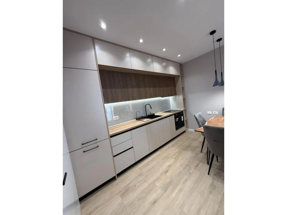 Tirane, jepet me qera apartament 1+1 Kati 8, 90 m² 500 € (Yzberisht)