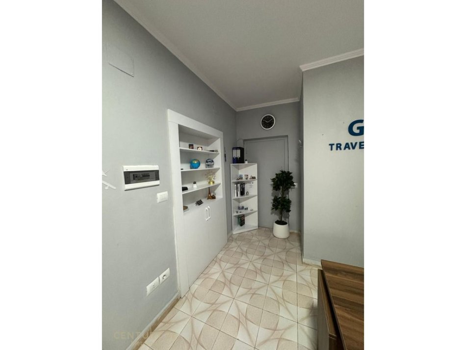 Tirane, jepet me qera ambjent biznesi , 20 m² 300 € 