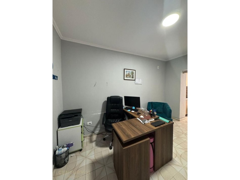 Tirane, jepet me qera ambjent biznesi , 20 m² 300 € 