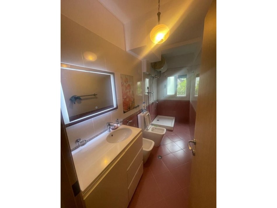 Tirane, jepet me qera apartament 2+1 Kati 3, 74 m² 550 € (shkolla e baletit)