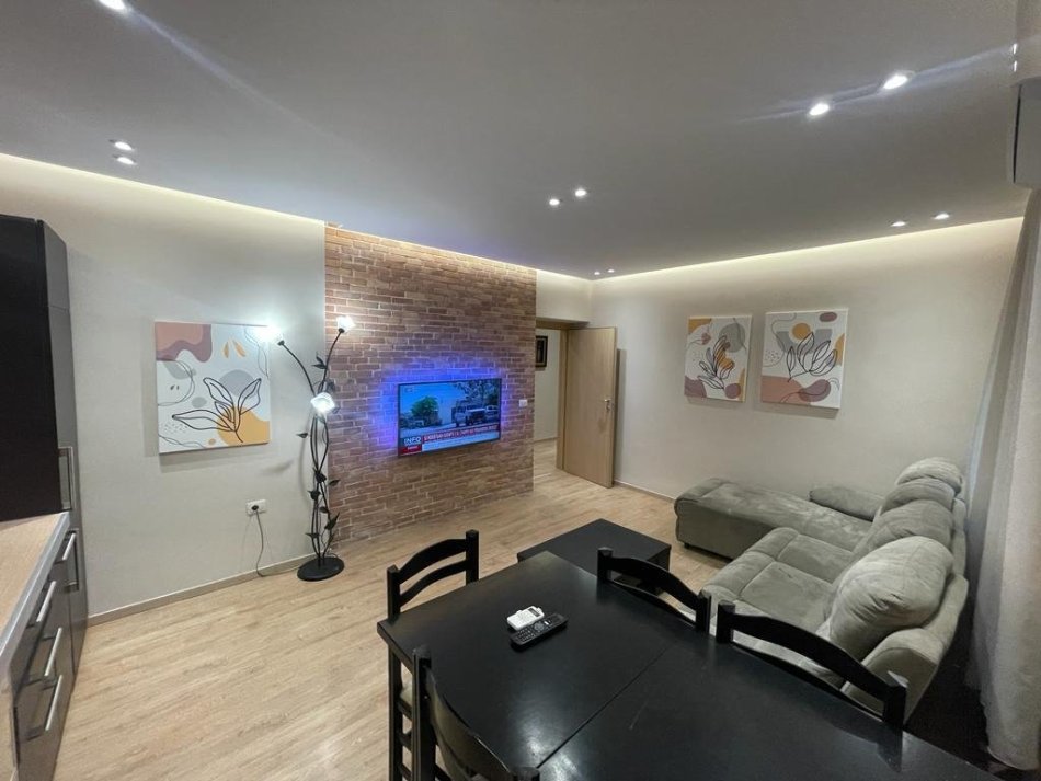 Tirane, jepet me qera apartament 2+1 Kati 3, 74 m² 550 € 