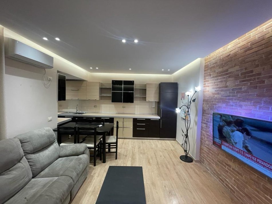 Tirane, jepet me qera apartament 2+1+Aneks+Ballkon Kati 3, 74 m² 550 € 