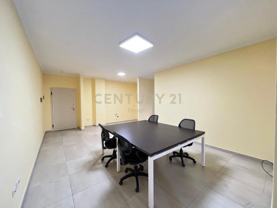 Tirane, jepet me qera zyre Kati 1, 75 m² 750 € (Neom116760)