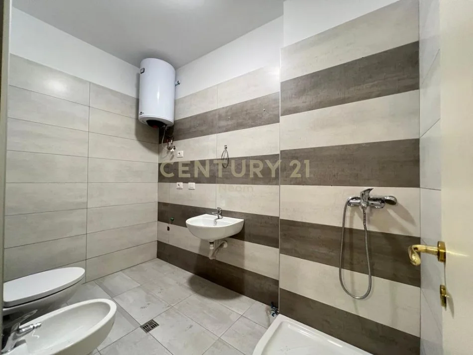 Tirane, jepet me qera zyre Kati 1, 75 m² 750 € (Neom116760)