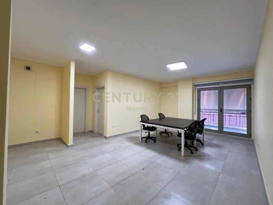 Tirane, jepet me qera zyre Kati 1, 75 m² 750 € (Neom116760)
