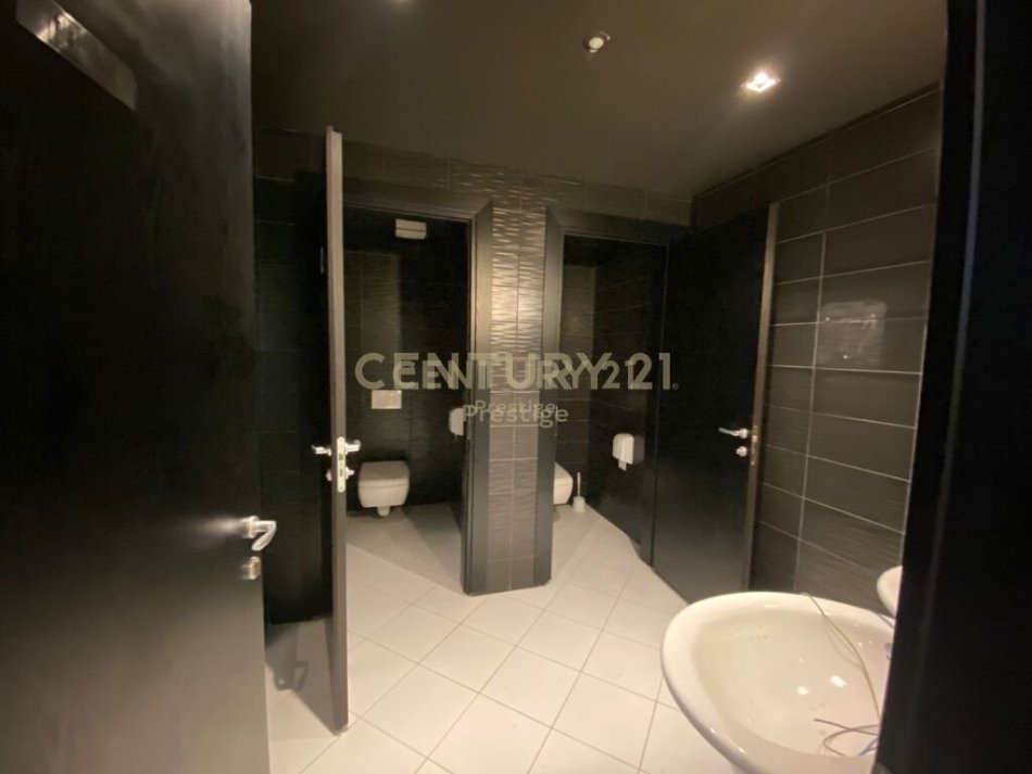 Tirane, jepet me qera bar-kafe Kati 0, 194 m² 1.000 € (astir)