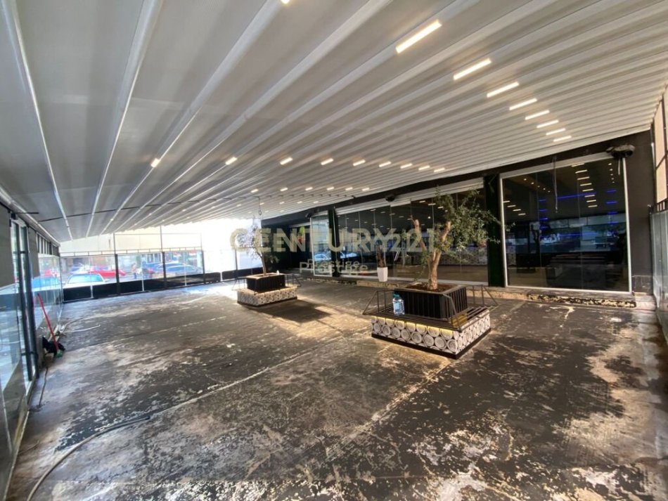 Tirane, jepet me qera bar-kafe Kati 0, 194 m² 1.000 € (astir)