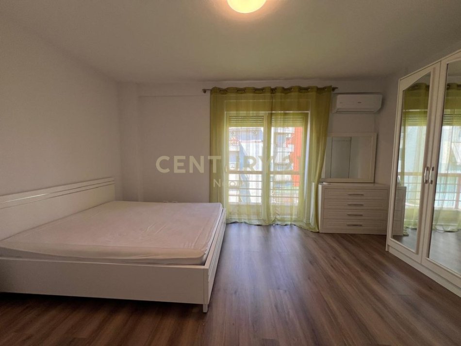 Tirane, jepet me qera apartament 2+1 Kati 4, 105 m² 950 € 