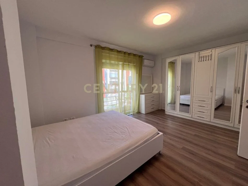 Tirane, jepet me qera apartament 2+1 Kati 4, 105 m² 950 € 