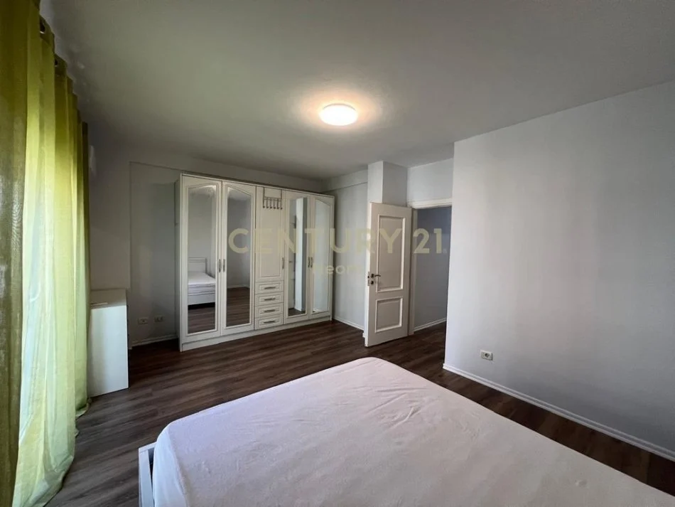 Tirane, jepet me qera apartament 2+1 Kati 4, 105 m² 950 € 