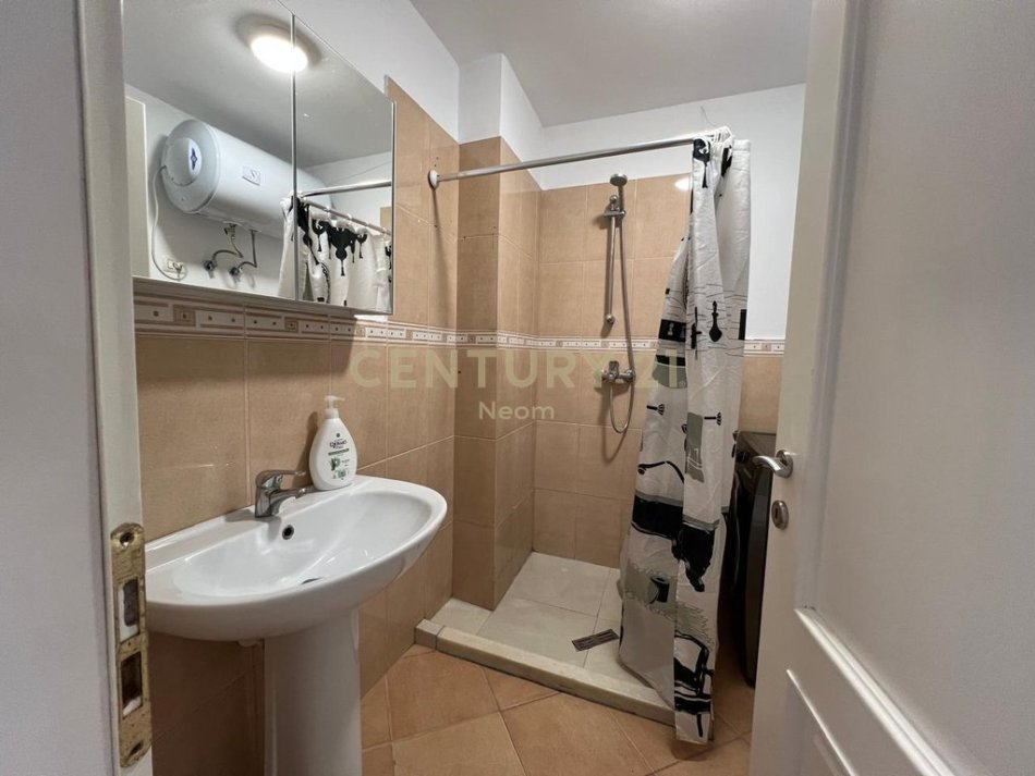 Tirane, jepet me qera apartament 2+1 Kati 4, 105 m² 950 € 