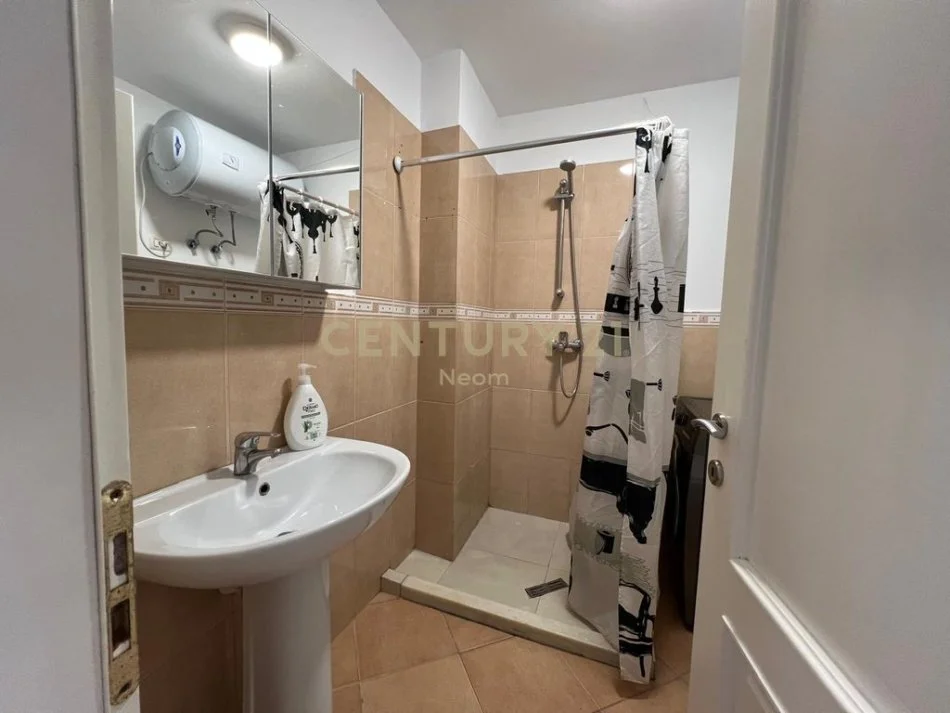 Tirane, jepet me qera apartament 2+1+Aneks+Ballkon Kati 4, 105 m² 950 € (Neom116806)