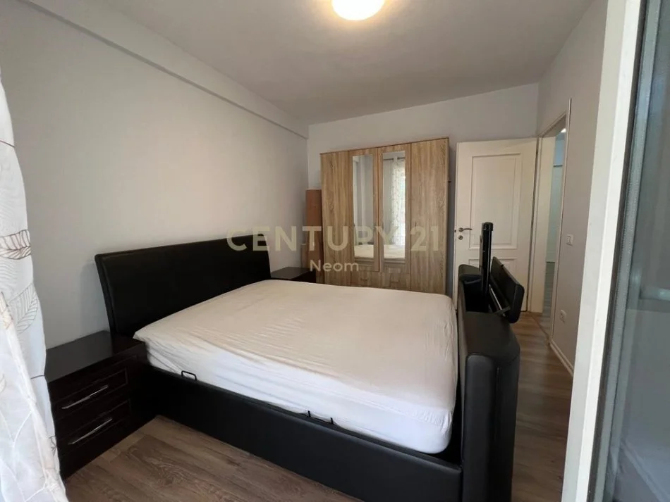 Tirane, jepet me qera apartament 2+1 Kati 4, 105 m² 950 € 