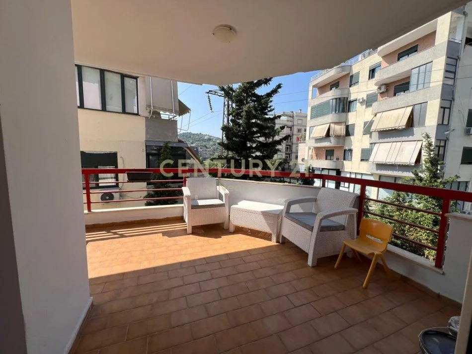 Tirane, jepet me qera apartament 2+1+Aneks+Ballkon Kati 4, 105 m² 950 € (Neom116806)