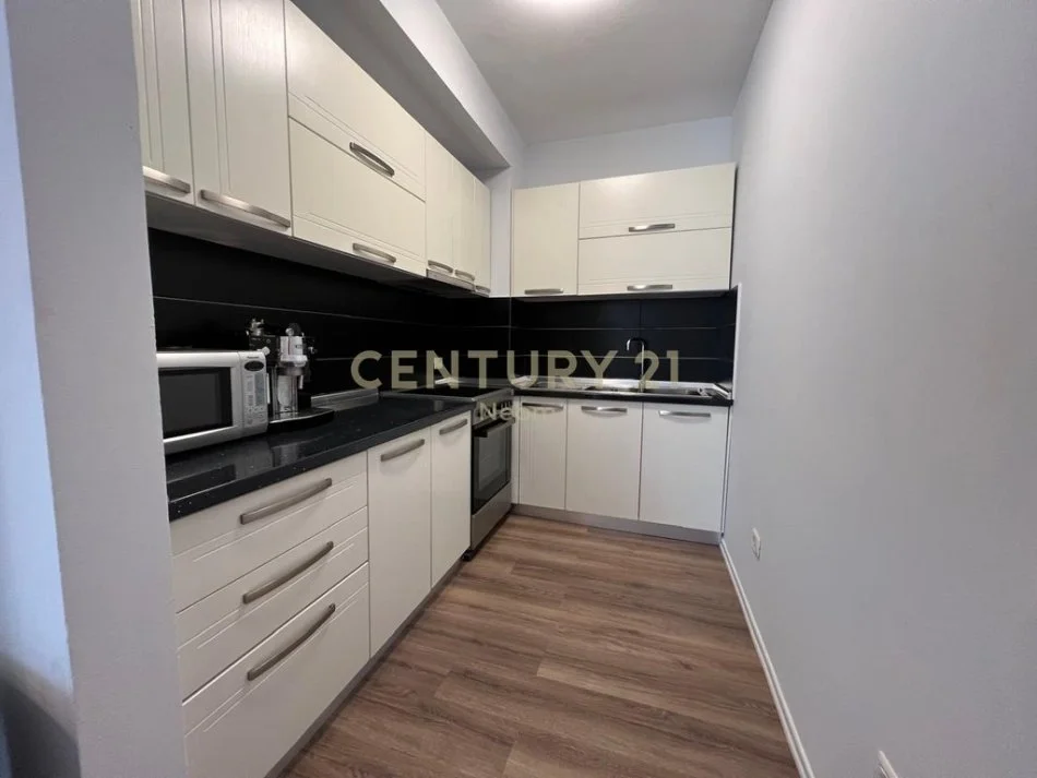 Tirane, jepet me qera apartament 2+1+Aneks+Ballkon Kati 4, 105 m² 950 € (Neom116806)