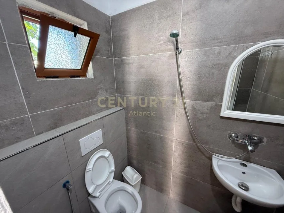 Durres, jepet me qera apartament 5+1+Ballkon Kati 0, 478 m² 1.300 € (plazh hekurudha)