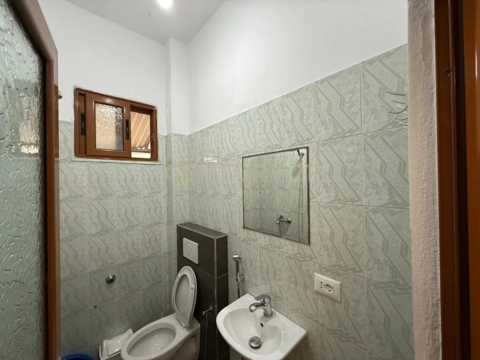 Durres, jepet me qera apartament 5+1+Ballkon Kati 0, 478 m² 1.300 € (plazh hekurudha)