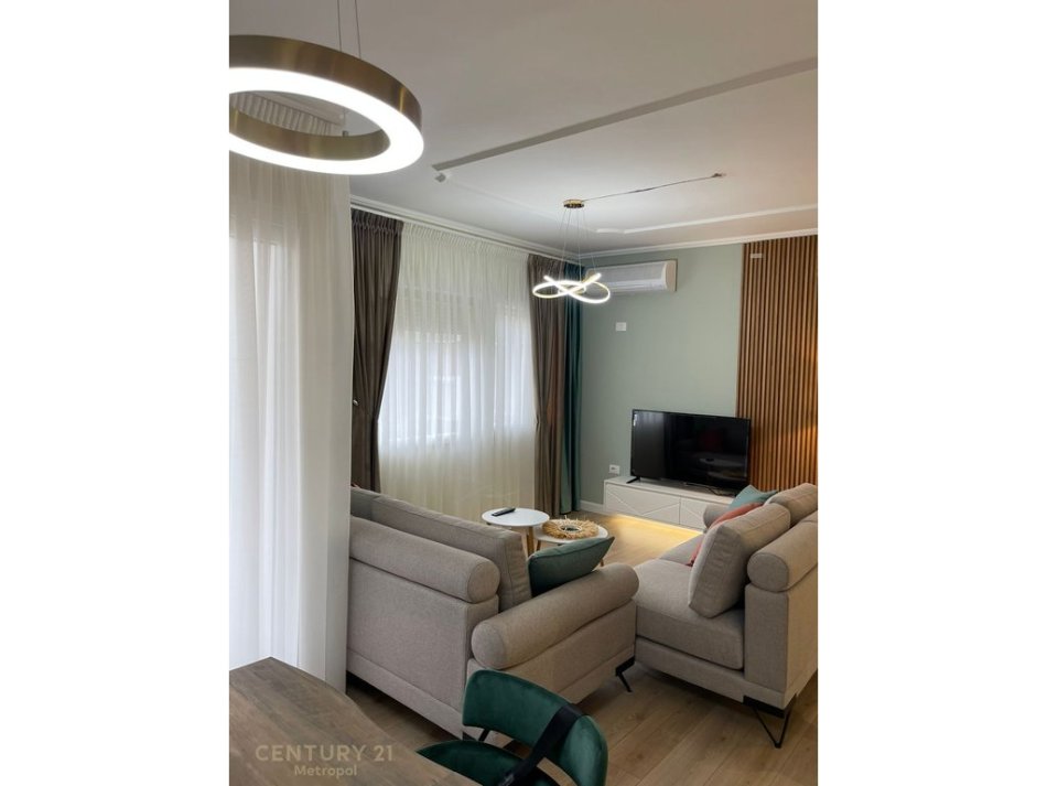 Tirane, jepet me qera apartament 2+1+Ballkon Kati 3, 110 m² 900 € (komuna e parisit)