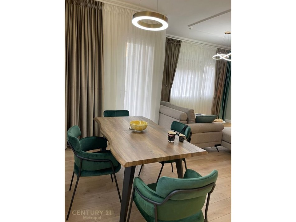Tirane, jepet me qera apartament 2+1+Ballkon Kati 3, 110 m² 900 € (komuna e parisit)