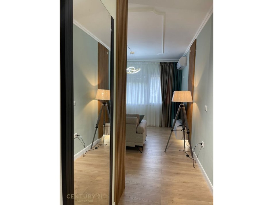 Tirane, jepet me qera apartament 2+1+Ballkon Kati 3, 110 m² 900 € (komuna e parisit)