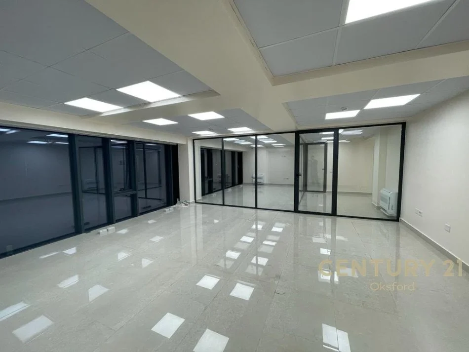 Tirane, jepet me qera ambjent biznesi Kati 3, 150 m² 2.200 € 
