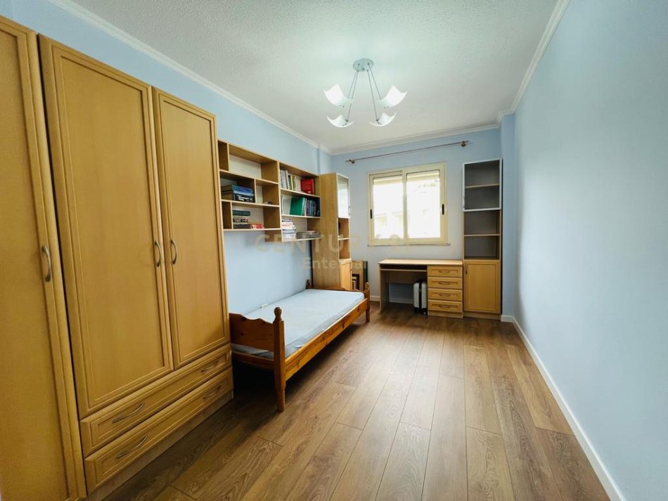 Tirane, jepet me qera apartament 2+1 Kati 10, 110 m² 800 € 