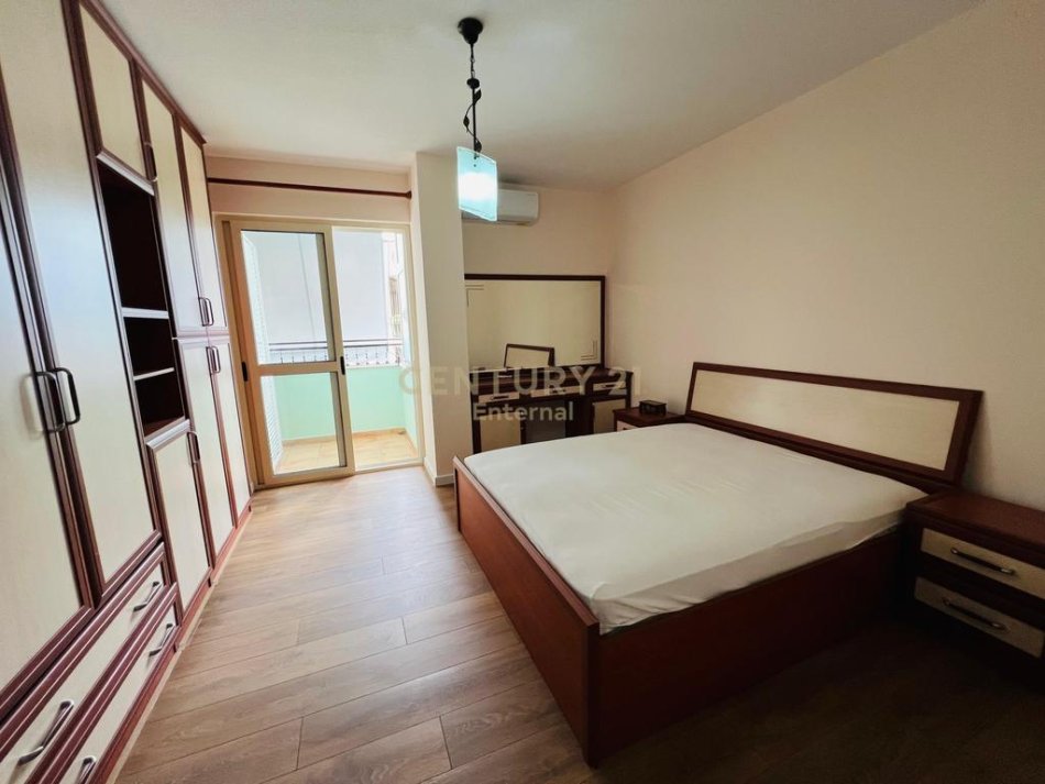 Tirane, jepet me qera apartament 2+1 Kati 10, 110 m² 800 € 