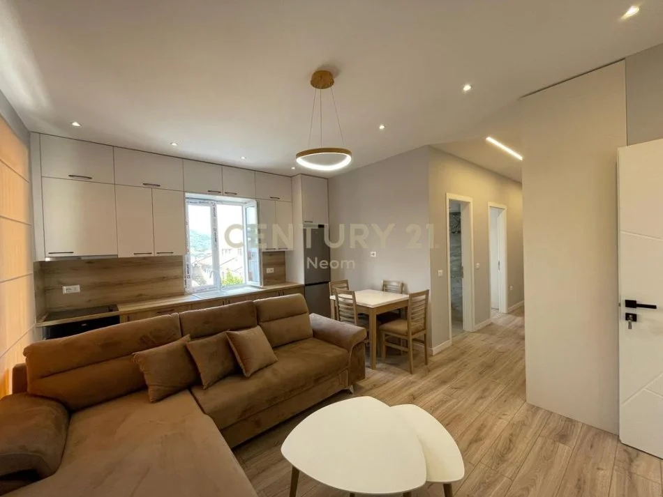 Tirane, jepet me qera apartament 2+1+Aneks+Ballkon Kati 2, 75 m² 600 € (Neom116803)