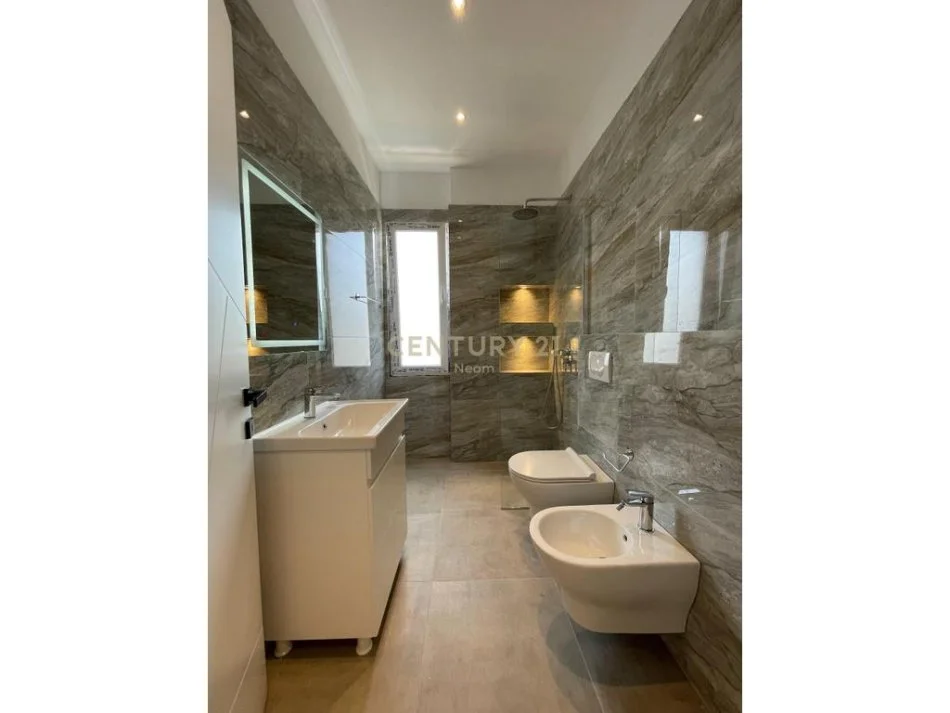 Tirane, jepet me qera apartament 2+1+Aneks+Ballkon Kati 2, 75 m² 600 € (Neom116803)