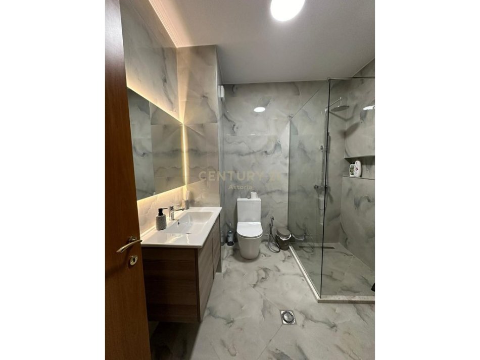 Tirane, shitet ambjent biznesi Kati 5, 97 m² 291.000 € (Rr.Sheh Ahmet Pazari)