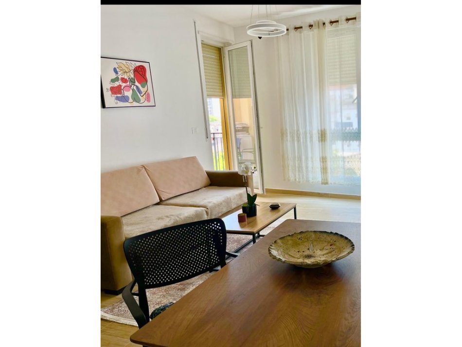 Tirane, jepet me qera apartament 1+1+Ballkon Kati 7, 70 m² 550 € (tregu elektrik)