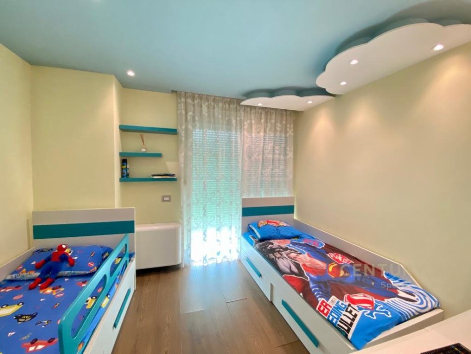 Tirane, jepet me qera apartament 3+1+Aneks+Ballkon Kati 5, 120 m² 1.200 € (rruga hamdi sina)