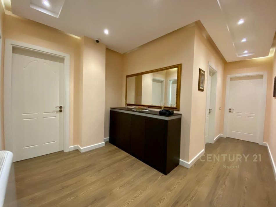 Tirane, jepet me qera apartament 3+1+Aneks+Ballkon Kati 5, 120 m² 1.200 € (rruga hamdi sina)