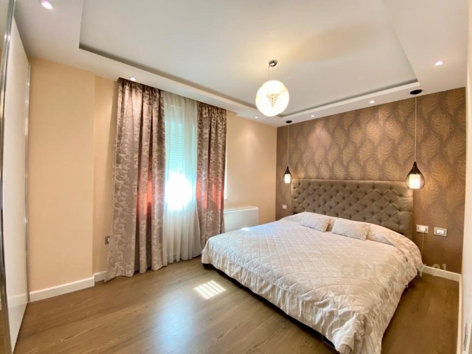Tirane, jepet me qera apartament 3+1+Aneks+Ballkon Kati 5, 120 m² 1.200 € (rruga hamdi sina)