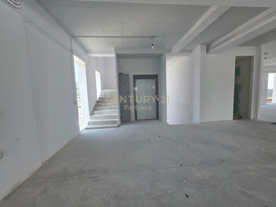Tirane, jepet me qera magazine Kati 0, 1.500 m²
