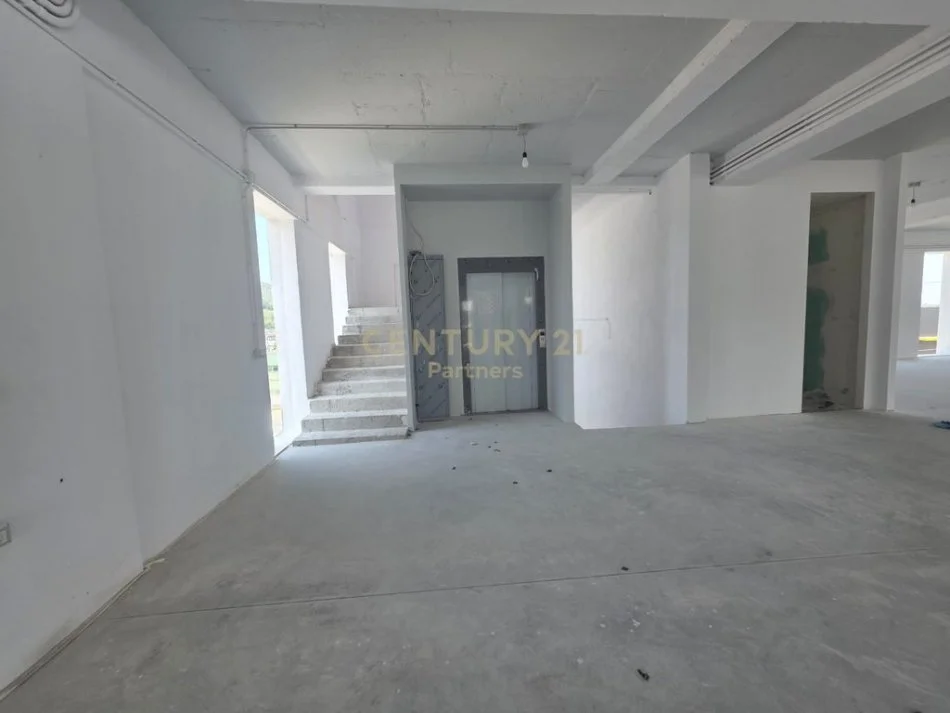 Tirane, jepet me qera magazine Kati 0, 1.500 m²